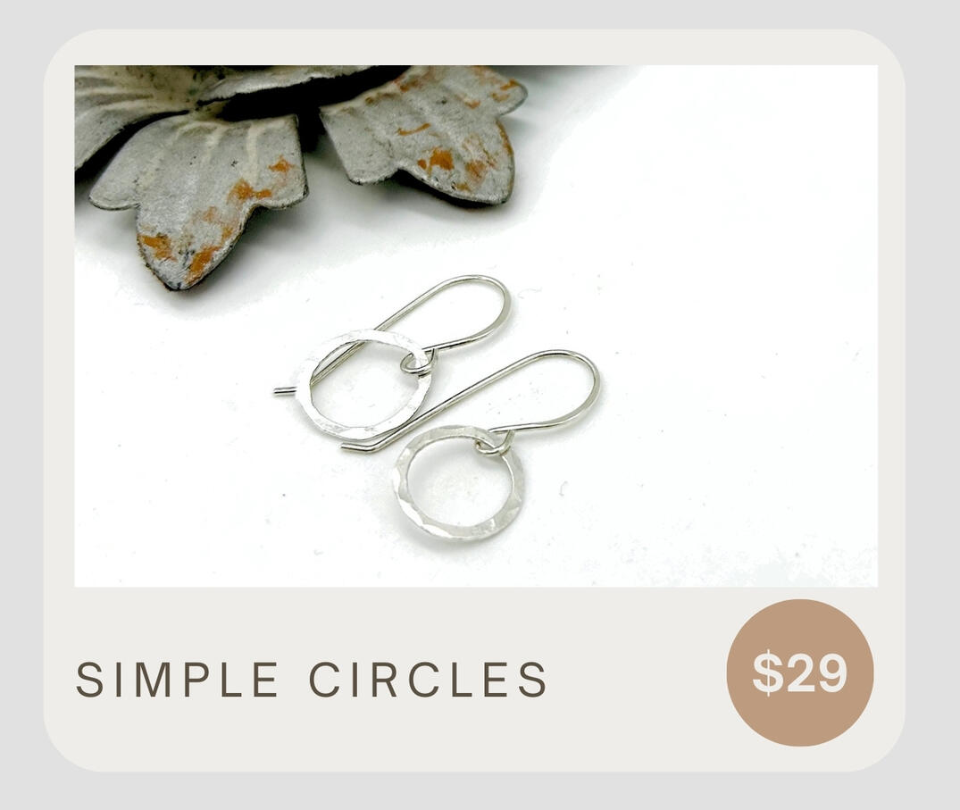 Dainty, simple and lightweight .999 hammered silver circles with .925 ear wires. Perfect for every day wear to spice up your outfit!